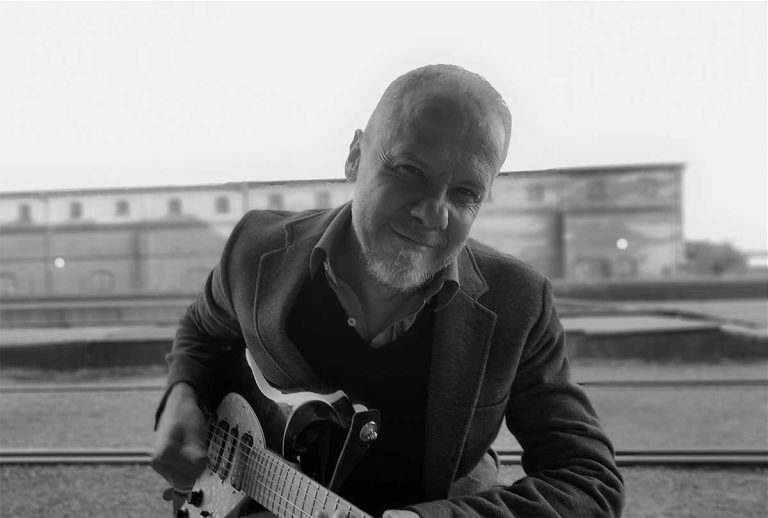 Video spot za pjesmu „Strange“ najavljuje novi album!